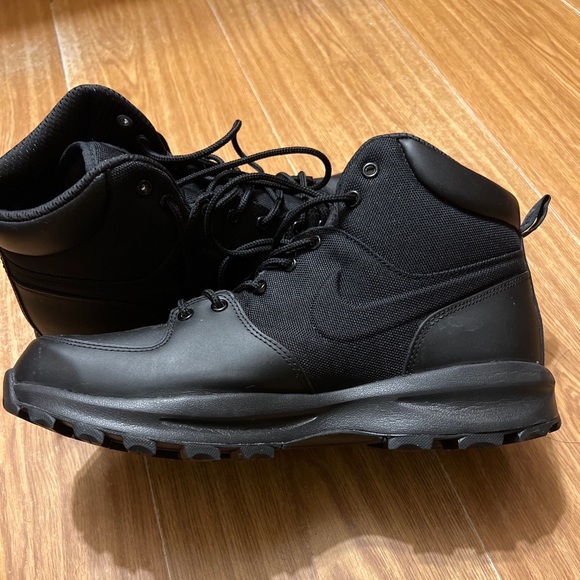 All black Nike boots - Picture 1 of 5